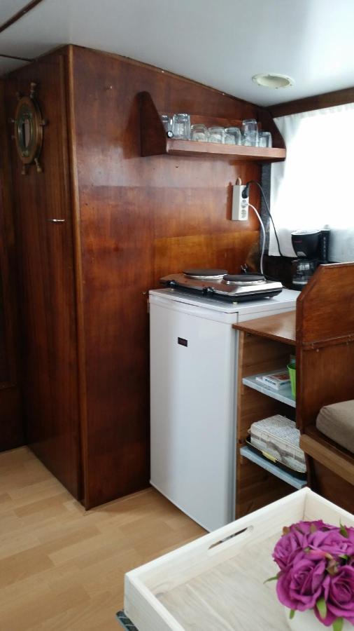 Boat Ella - Kamperen Op Het Water -Niet Om Mee Te Varen -Read Host Profile-Lees Hostprofiel Jutrijp Luaran gambar