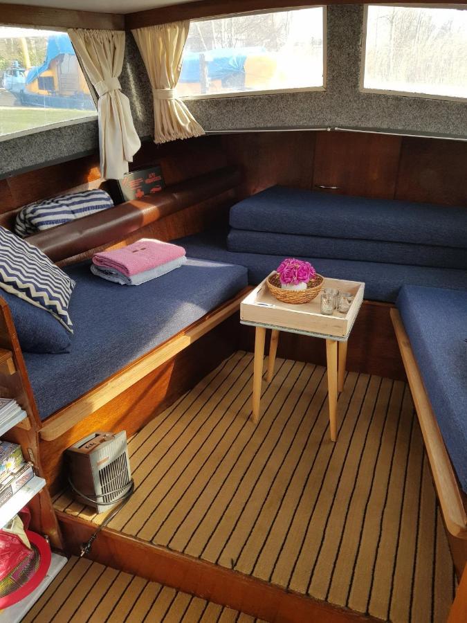 Boat Ella - Kamperen Op Het Water -Niet Om Mee Te Varen -Read Host Profile-Lees Hostprofiel Jutrijp Luaran gambar
