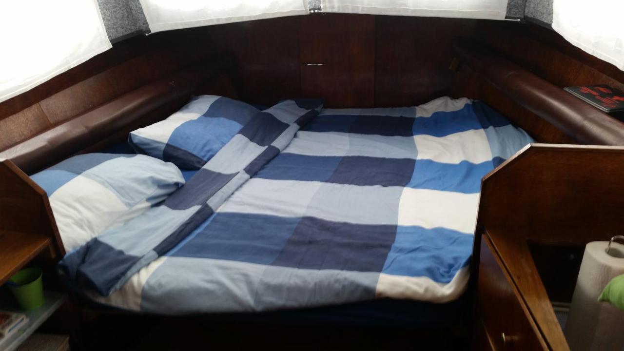 Boat Ella - Kamperen Op Het Water -Niet Om Mee Te Varen -Read Host Profile-Lees Hostprofiel Jutrijp Luaran gambar