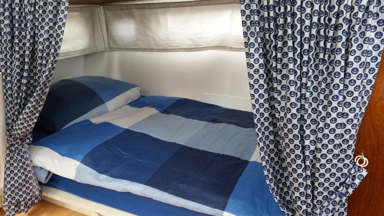 Boat Ella - Kamperen Op Het Water -Niet Om Mee Te Varen -Read Host Profile-Lees Hostprofiel Jutrijp Luaran gambar