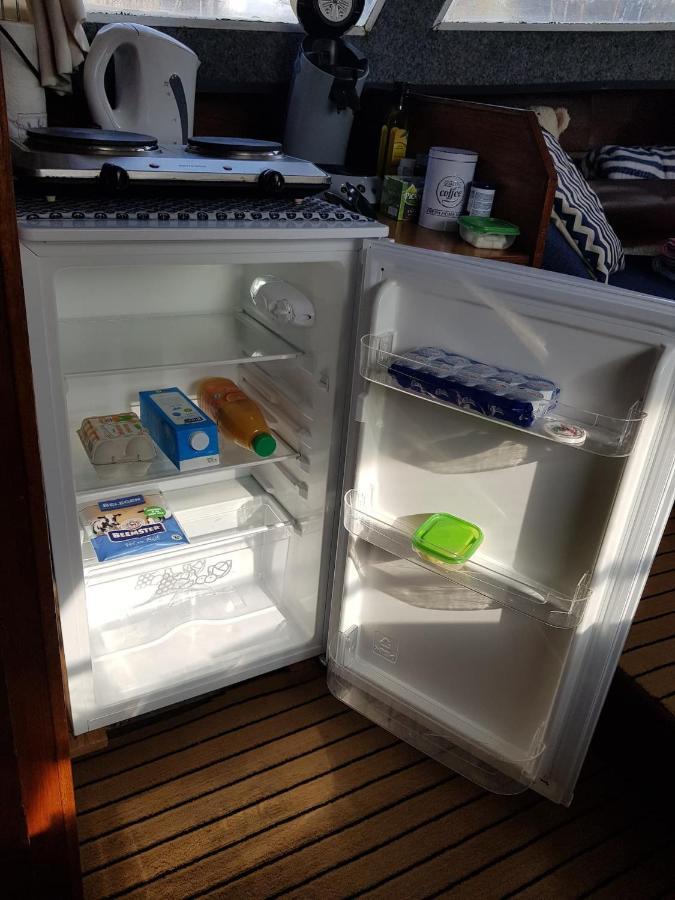Boat Ella - Kamperen Op Het Water -Niet Om Mee Te Varen -Read Host Profile-Lees Hostprofiel Jutrijp Luaran gambar
