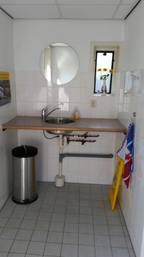 Boat Ella - Kamperen Op Het Water -Niet Om Mee Te Varen -Read Host Profile-Lees Hostprofiel Jutrijp Luaran gambar