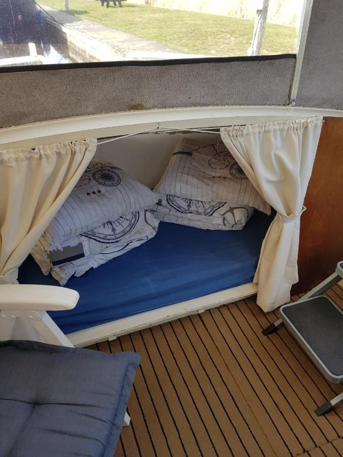 Boat Ella - Kamperen Op Het Water -Niet Om Mee Te Varen -Read Host Profile-Lees Hostprofiel Jutrijp Luaran gambar