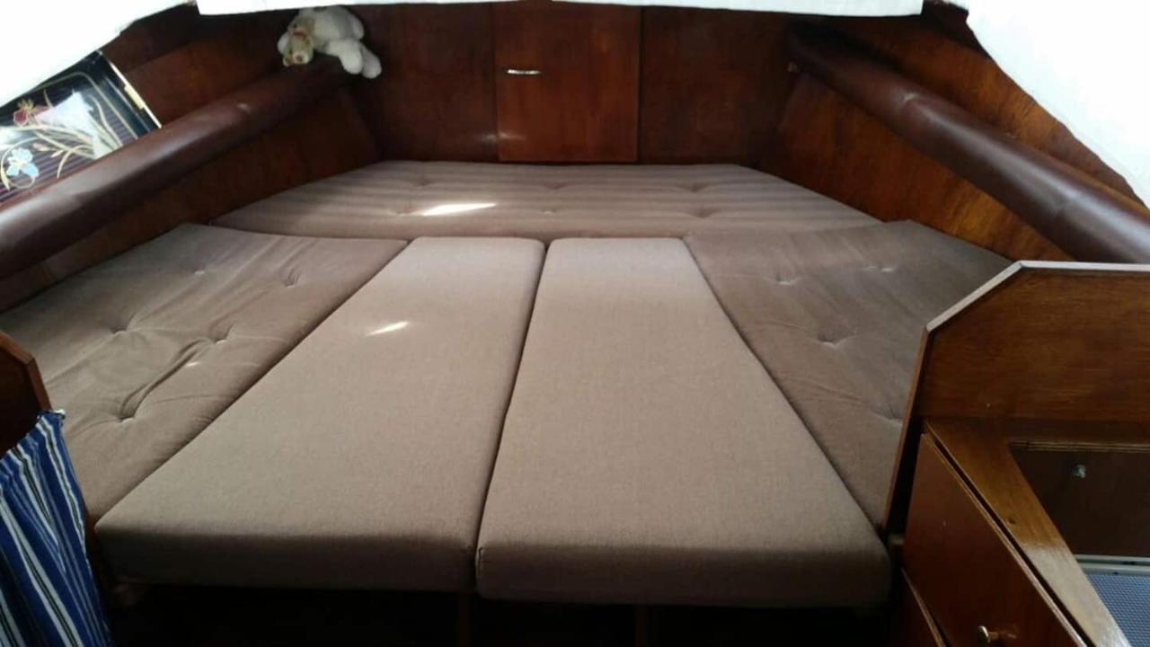 Boat Ella - Kamperen Op Het Water -Niet Om Mee Te Varen -Read Host Profile-Lees Hostprofiel Jutrijp Luaran gambar