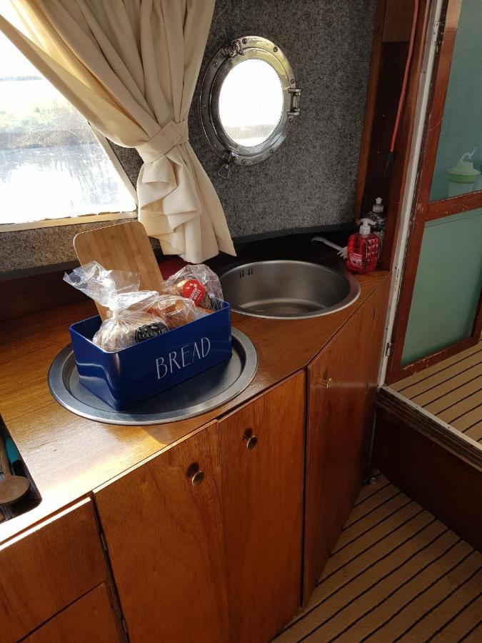 Boat Ella - Kamperen Op Het Water -Niet Om Mee Te Varen -Read Host Profile-Lees Hostprofiel Jutrijp Luaran gambar