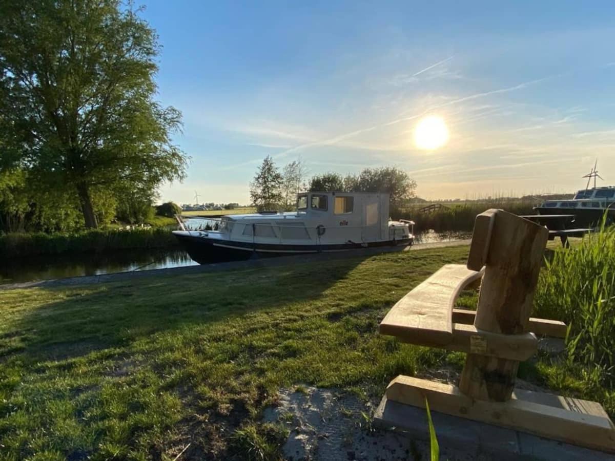 Boat Ella - Kamperen Op Het Water -Niet Om Mee Te Varen -Read Host Profile-Lees Hostprofiel Jutrijp Luaran gambar