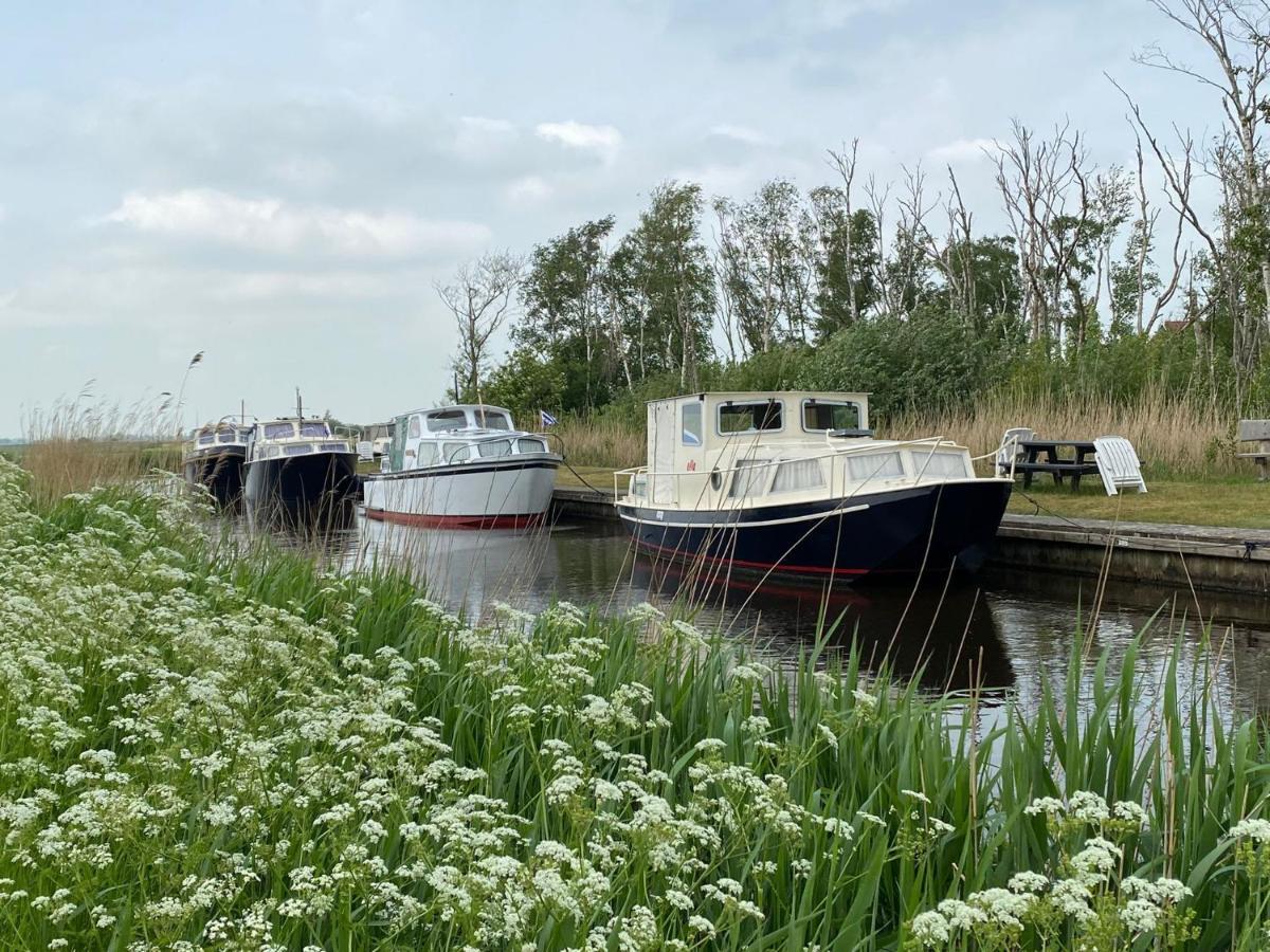 Boat Ella - Kamperen Op Het Water -Niet Om Mee Te Varen -Read Host Profile-Lees Hostprofiel Jutrijp Luaran gambar
